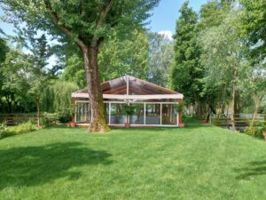 10.Tenda di legno in giardino