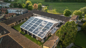 2.all_interno del Chiostro di Villa Cordellina, tenda 30 mt Cristal