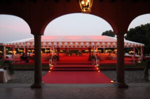 32. ... in attesa della festa - tenda a due spioventi con absidi semiottagonali