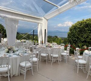 39. tenda su terrazzo a bordo lago