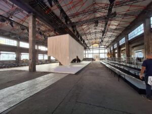 15.in attesa della sfilata- Milano