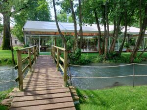 tenda di legno, ristorante estate in giardino